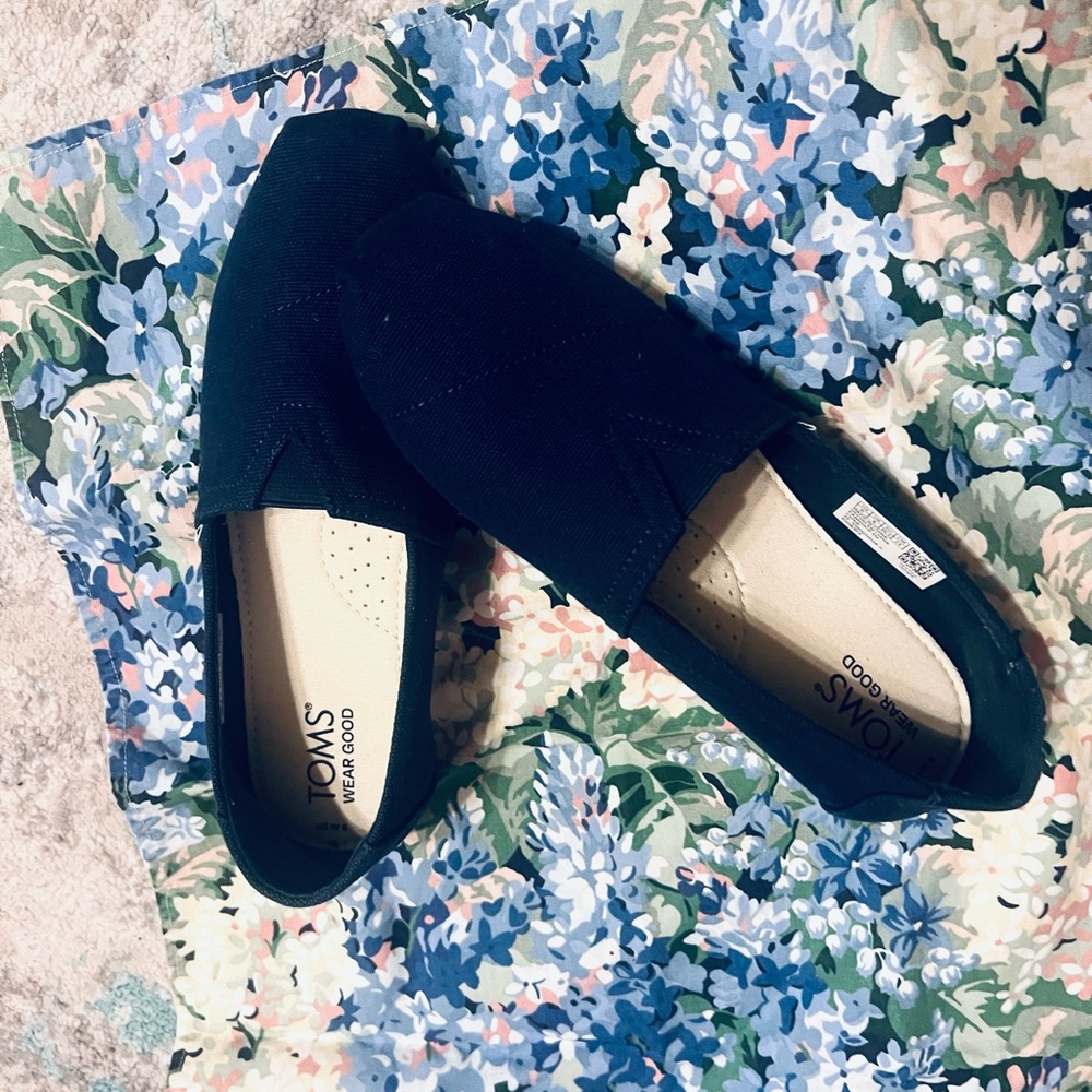 Navy Canvas Slip On - Tom’s - Sz 6. EUC - Picture 2 of 5